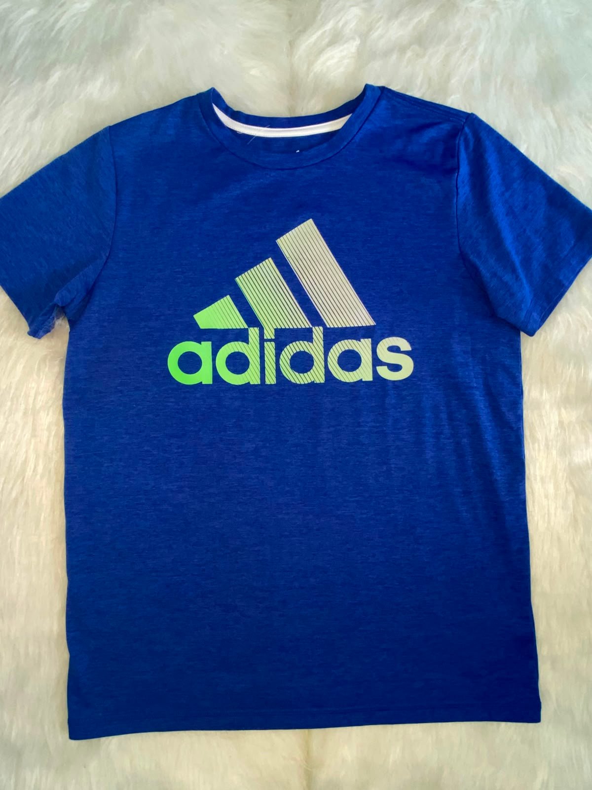 Camiseta Adidas Azul con Estampado