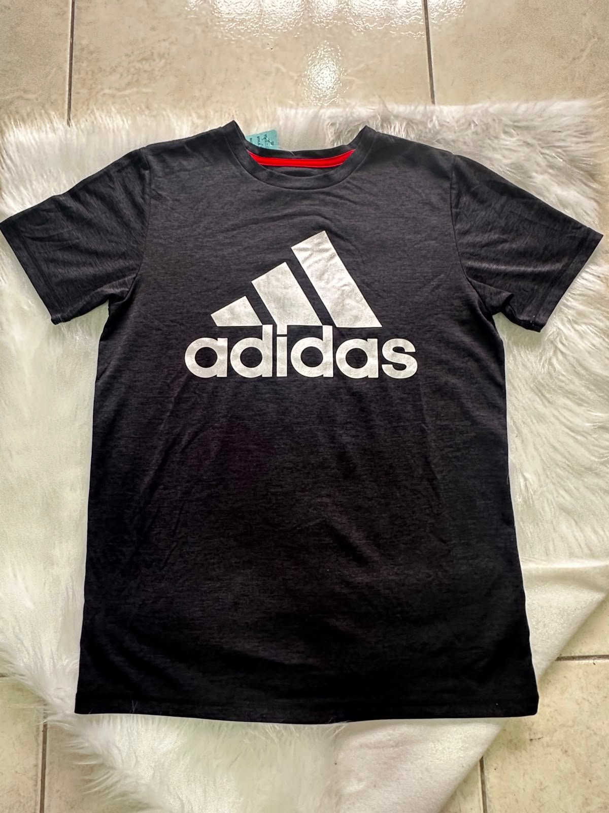 Foto 2 de Camiseta Adidas Negra con Estampado